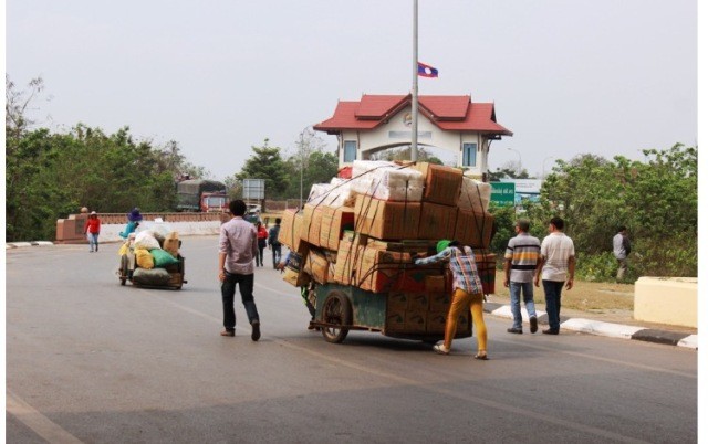 Đội xe kéo tóc dài mưu sinh nơi biên giới - ảnh 2